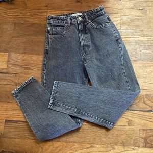 Zara Mom/Straight Leg Acid Wash Jean size 0 grayish/black very good condition